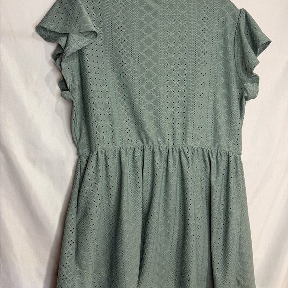 Chic Green Eyelet Blouse size Large - Picture 2 of 4